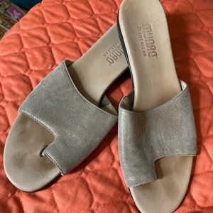 Munro American gold sandals size 7.5